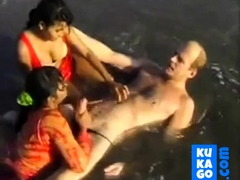 2 Indian girls with white guy in beach have fun blowjob..